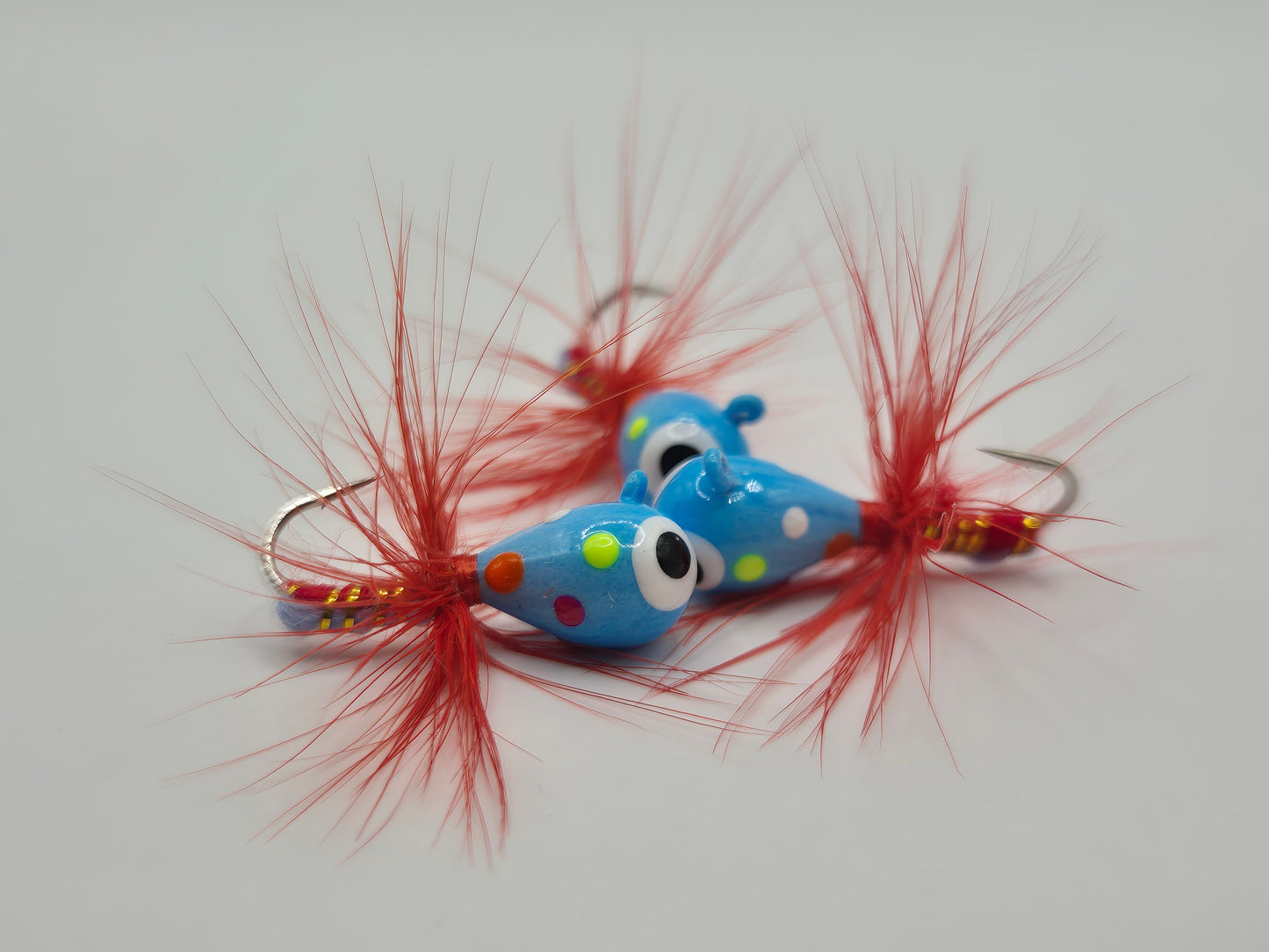 Hälsingemyskan Ljusblå med prickar, röd fluga