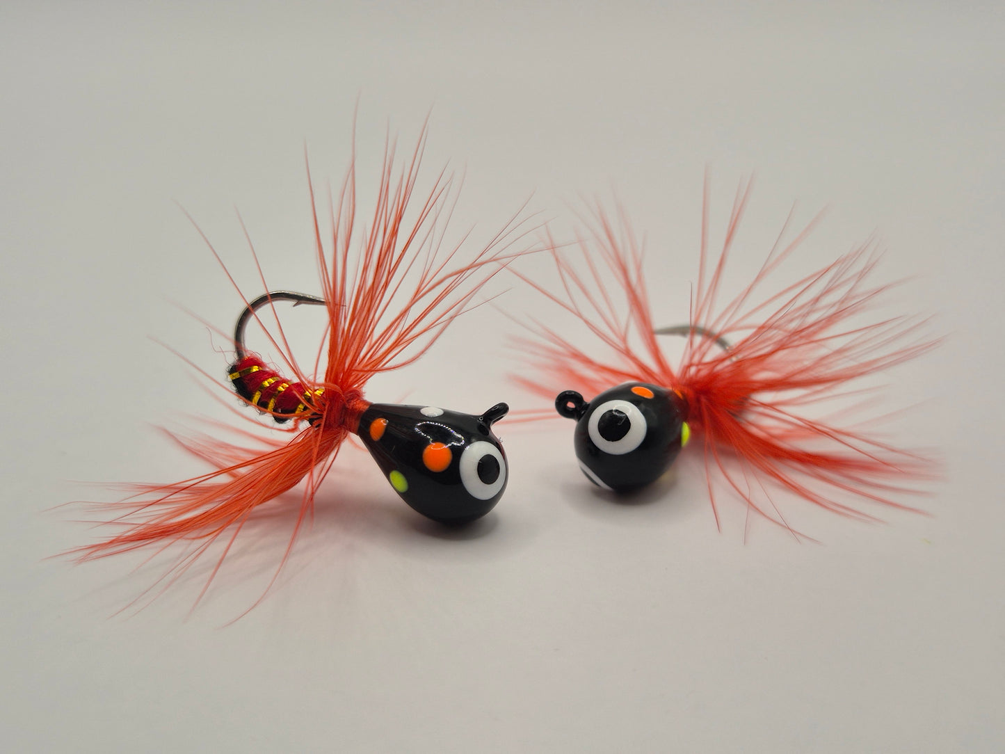 Hälsingemyskan Svart färgprick med röd fluga