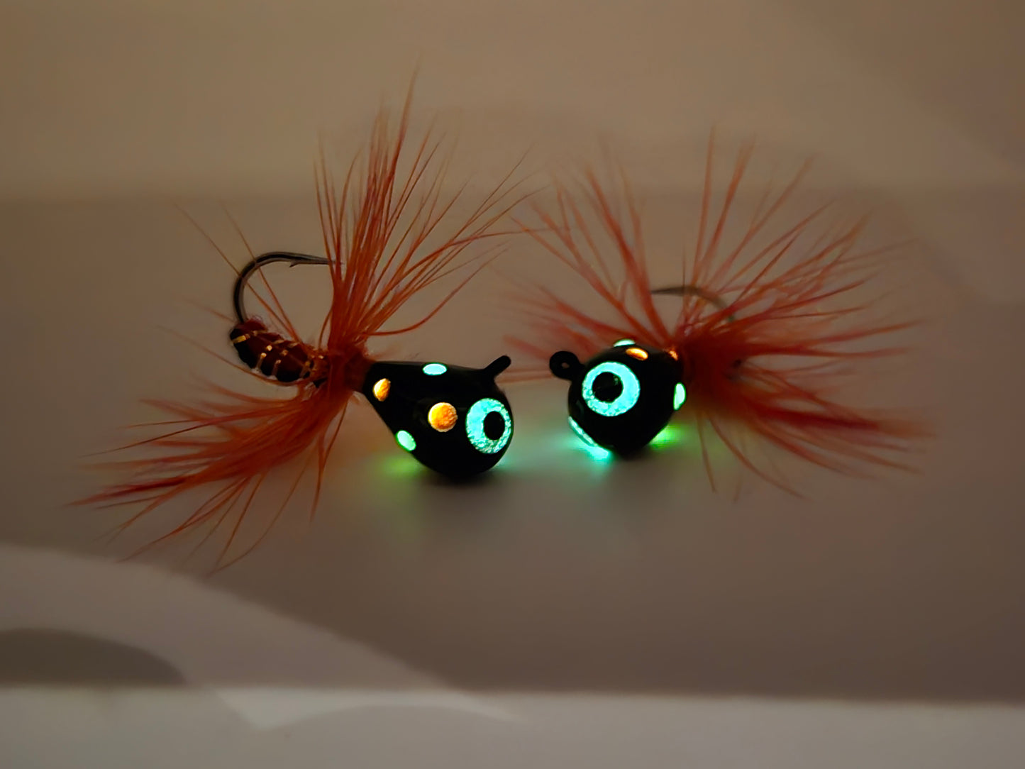 Hälsingemyskan Svart färgprick med röd fluga