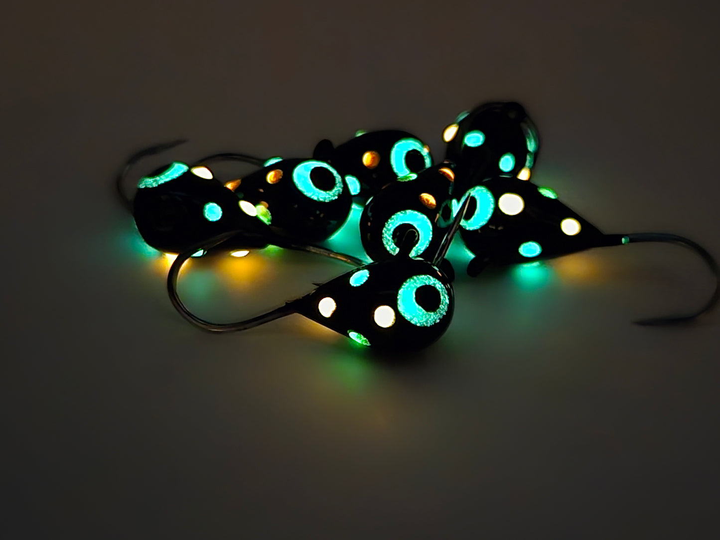 Hälsingemyskan_svart_färgprick GLOW